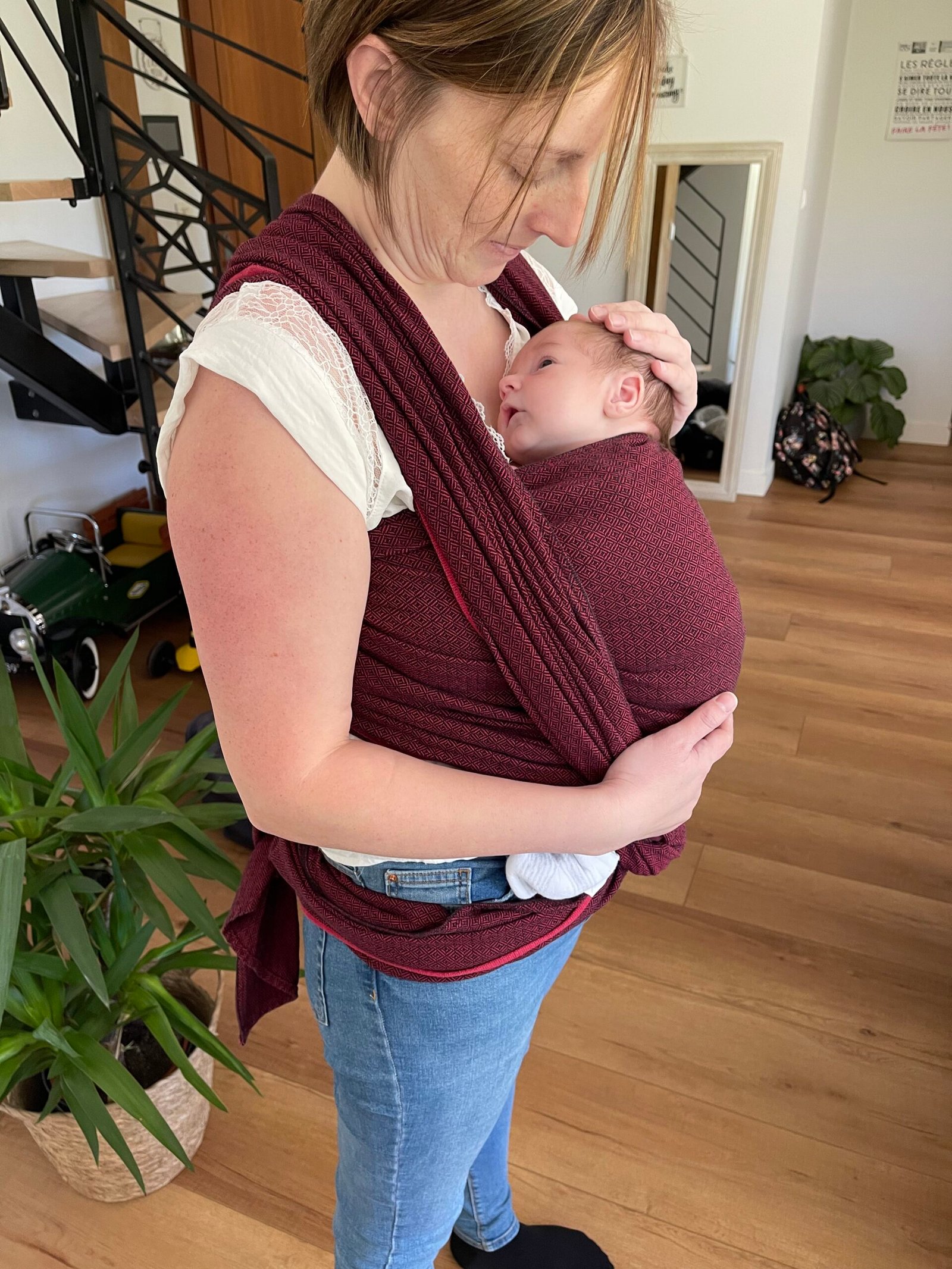 Maman portant son bébé en écharpe